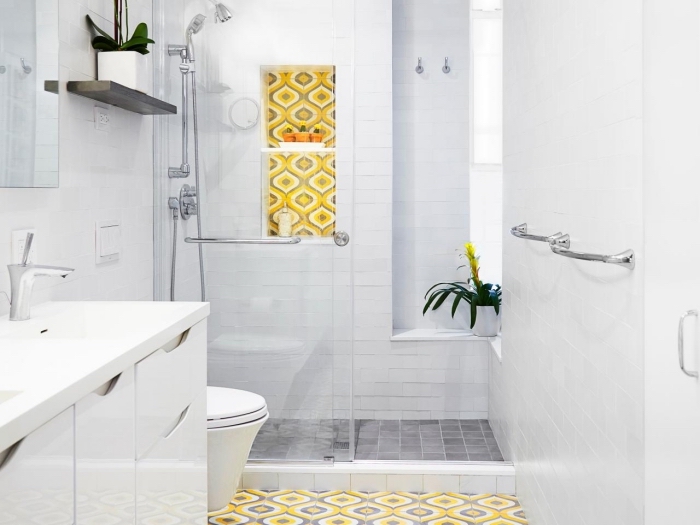 amenagement petite salle de bain 4m2, astuce rangement salle de bain avec étagère murale en bois foncé, modèle carreaux jaune