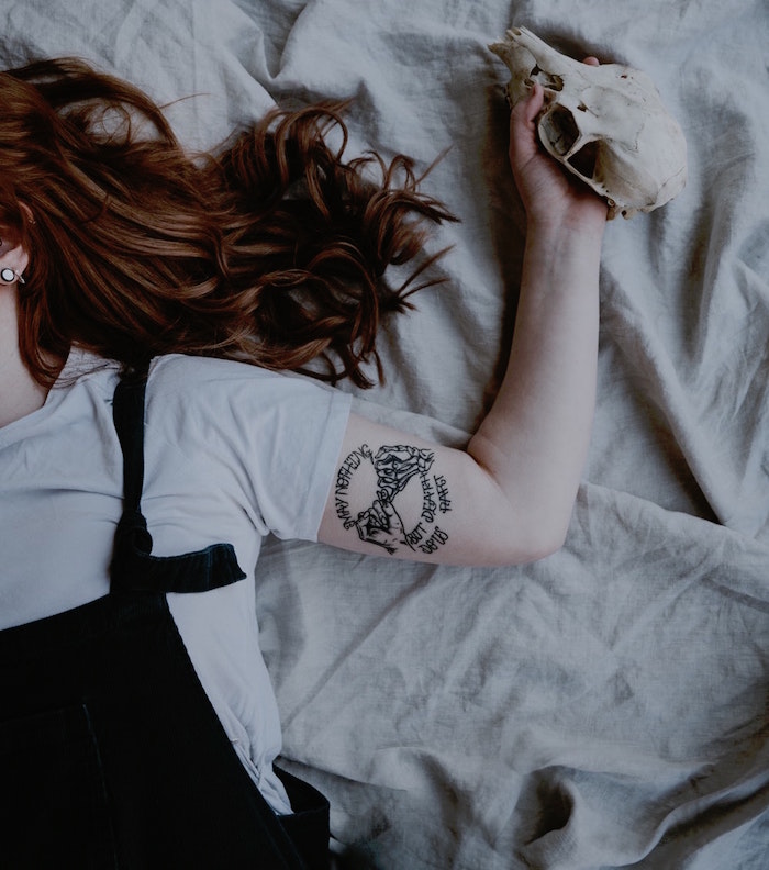 tatouage intérieur bras pour femme main squelette noir et blanc style gothique