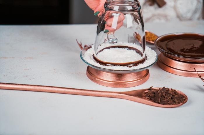 recette chocolat chaud cacao en poudre, comment givrer un verre de chocolat chaud avec noix de coco râpée