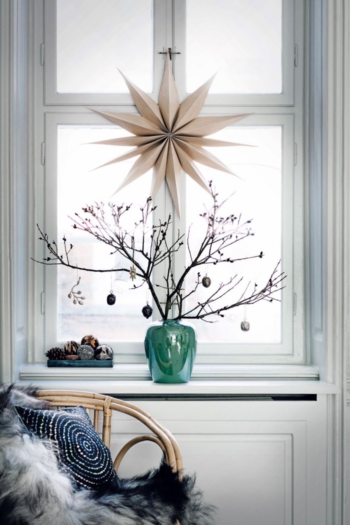 grande étoile 3f en papier à suspendre à la fenêtre, décoration de noel a fabriquer pour adultes, décoration de rebord de fenêtre avec des branches en vase et un plateau de boules de noël