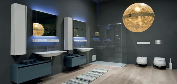 salle de bain gris et bois, plafonnier boule, deux vasques suspendues, miroirs muraux, carrelage gris anthracite
