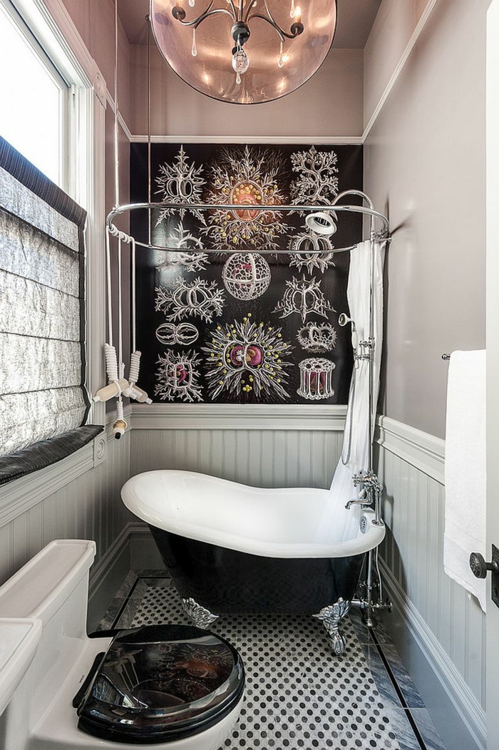 salle d'eau en rose taupe, blanc et noir, baignoire antique asymétrique, plafonnier original, papier peint noir figures argentées