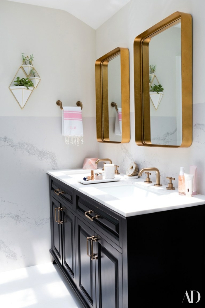 salle de bain noire et blanche, meuble sous vasque en bois foncé, deux miroirs encadrés de métal, robinets métal doré