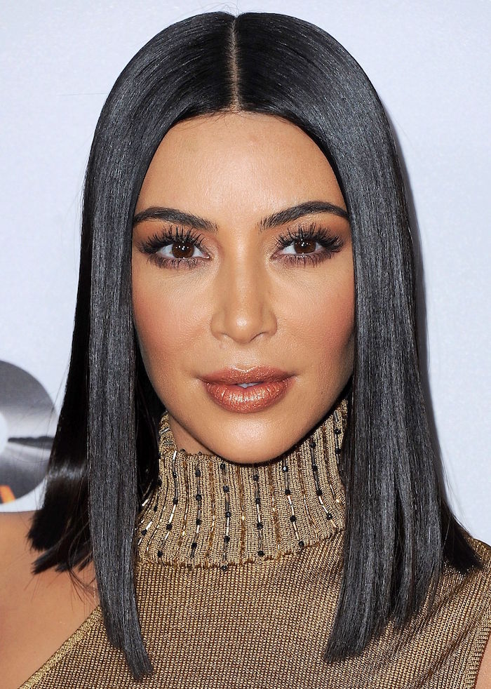 kim kardashian avec carré long lisse symétrique cheveux noirs raides brillants