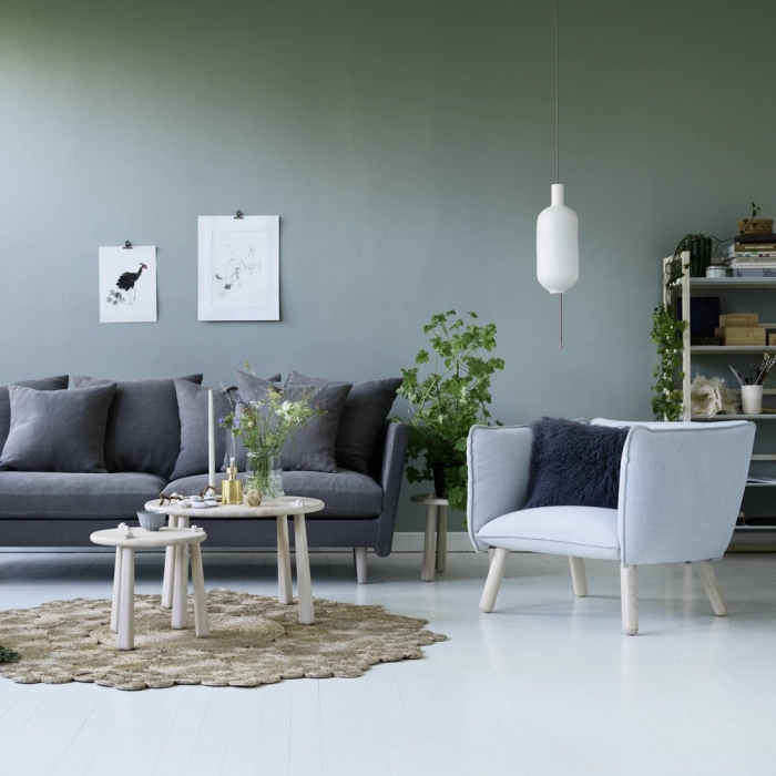 déco de salon avec murs en verte peinture couleur bois meubles, accessoires moderne en finition blanc mate
