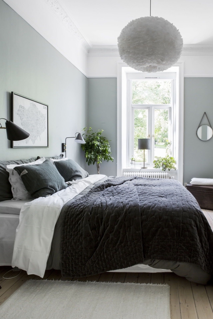 déco de chambre moderne avec grand lit et accessoires en finition noir mate, couleur vert de gris dans une chambre adulte