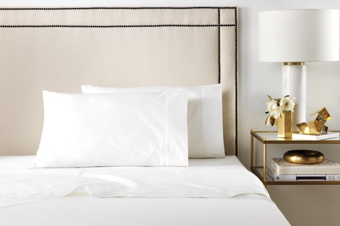 linge de lit en satin, idée cadeau femme noel, chambre à coucher design luxueux avec meuble à finition dorée
