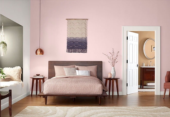 quelle couleur pour une chambre contemporaine 2019, aménagement chambre au mur rose giroflee avec pan de mur blanc