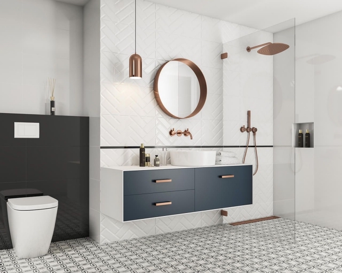 accessoires salle de bain avec miroir et lampe en cuivre, déco toilettes moderne avec mur en blanc et noir laqué