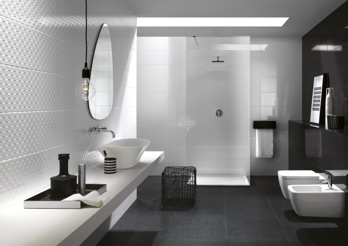avec quelle couleur associer le blanc, faience salle de bain à design relief, modèle salle de bain avec douche