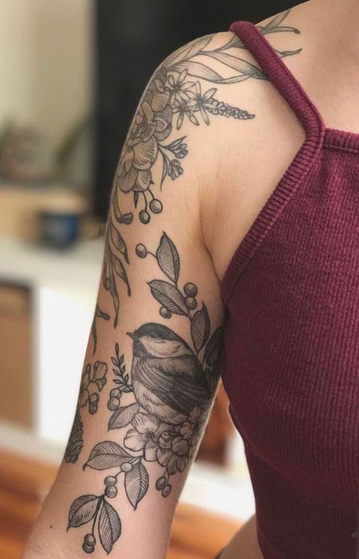 tatouage femme avant bras et epaule de fleurs et oiseaux en noir et blanc