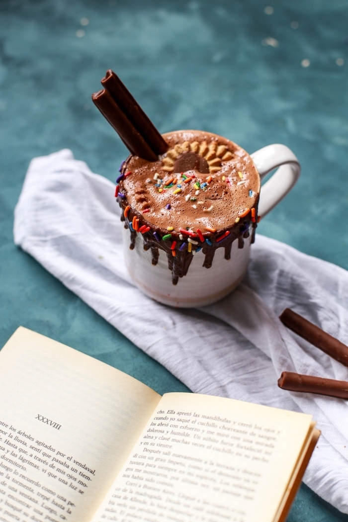 idée comment servir une tasse de boisson chaude avec cookies et bâtons de cannelle, recette chocolat chaud épais