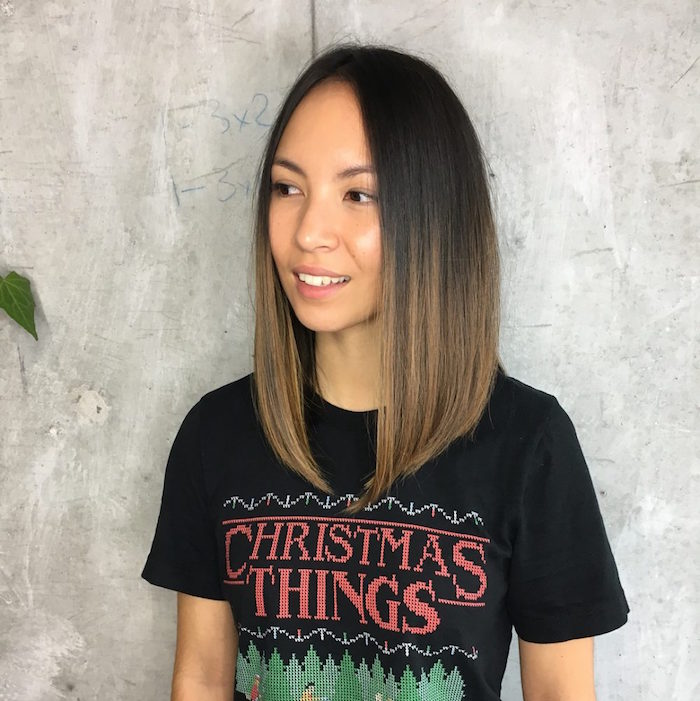 femme asiatique avec coupe carré long plongeant et lisse avec tie and dye châtain clair sur cheveux bruns et tee shirt christmas things