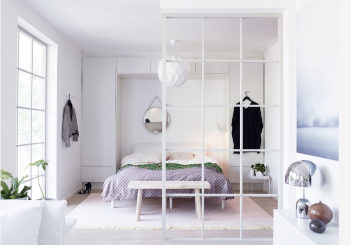 deco chambre femme en blanc, design intérieur de style minimaliste avec meubles en bois clair, idée peinture pour chambre