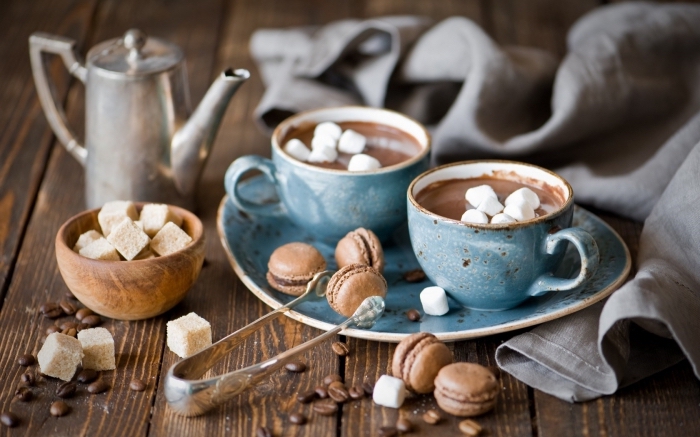 garnir un chocolat fondu au lait et guimauves, service de thé en bleu style vintage, recette chocolat chaud épais