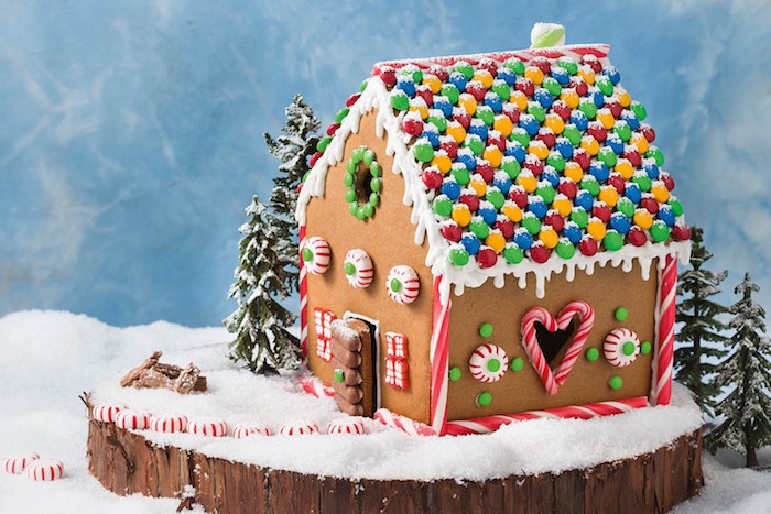 bonbons mm pour décorer la toiture d une maisonnette, petits biscuits, bonbons sucre d ogre, composition decorative gourmande sur un rondin de bois