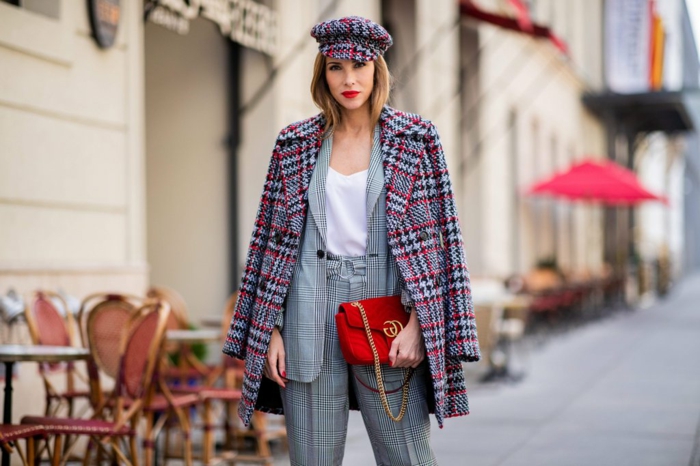 manteau carreaux femme, sac rouge, chaîne casquette tartan, tailleur femme chic, petit café dans la rue