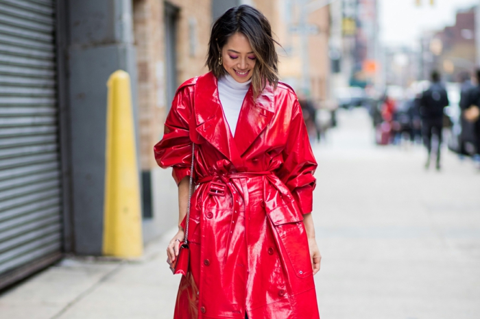 pardessus rouge vinyle, pull col montant blanc, sac rouge, mode et vetement femme chic