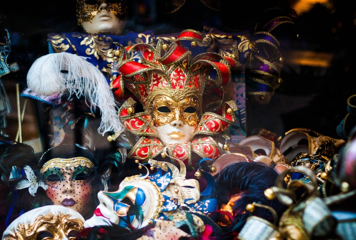 modèles de masques traditionnels sur les vitrines des boutiques vénitiens, déguisement pour le carnaval de Venise