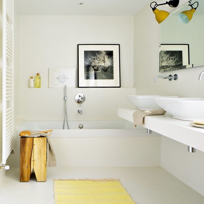 comment décorer une pièce à look total blanc avec accents flashy, modèle de tapis jaune dans une salle de bain blanche