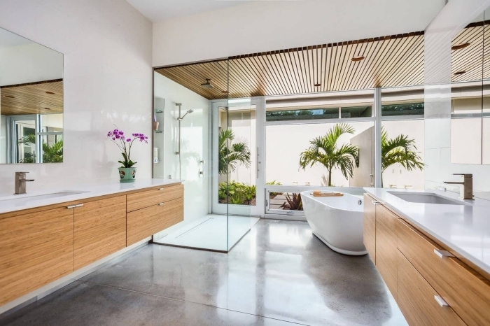 comment aménager une salle de bain zen et relaxante avec grande baignoire et fleurs, idée équipement salle de bain spacieuse