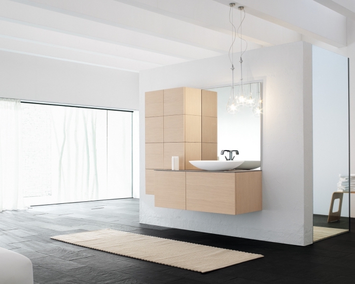 agencement salle de bain en style minimaliste, meuble salle de bain en bois clair sans poignées, modèle de tapis de bain