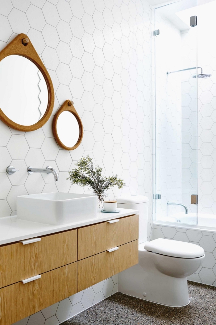 carrelage salle de bain en formes géométriques, astuce déco de salle de bain 5m2 en couleurs claires avec meubles bois