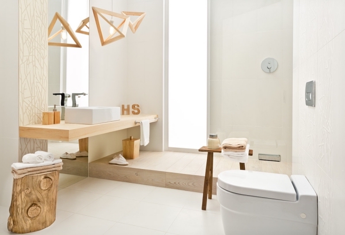objets de décoration salle de bain en bois, exemple de salle de bain avec douche italien, revêtement sol imitation parquet