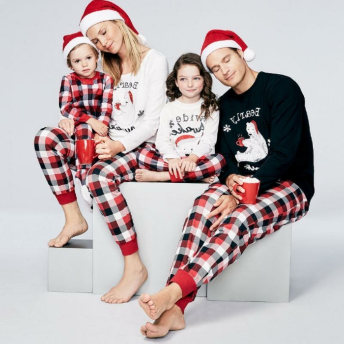 Pyjama pour toute la famille, mère père et enfants avec pyjamas associés, cool idée comment s'habiller pour le matin de noël