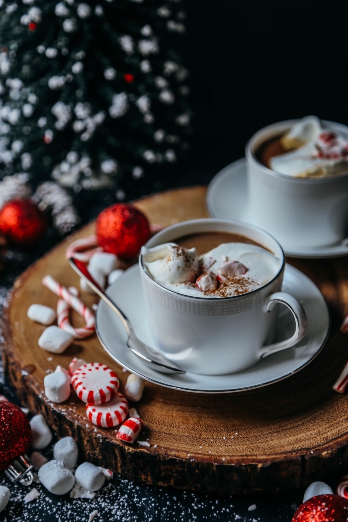 recette chocolat liégeois au chocolat fondu et crème fraîche, décoration de Noël à faire soi même en couleurs blanc et rouge