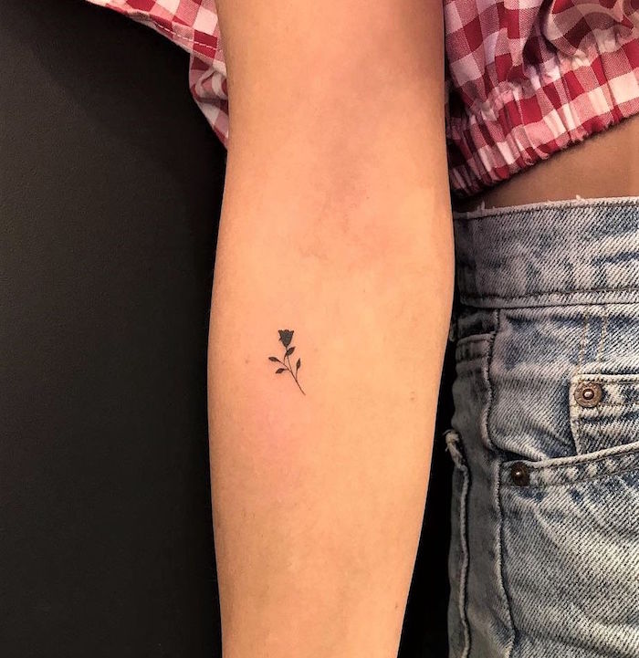 mini tatouage sur avant bras femme tatouage discret petite fleur rose en noir