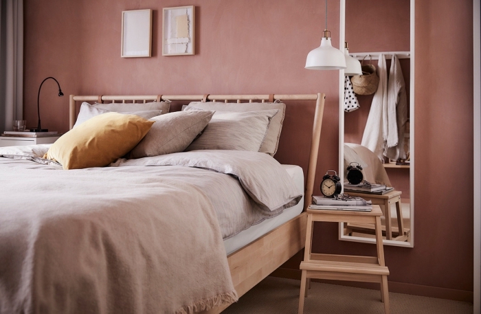 tendance deco 2018 2019, modèle de lit en bois avec tête de lit original, idée déco chambre femme aux murs terracota