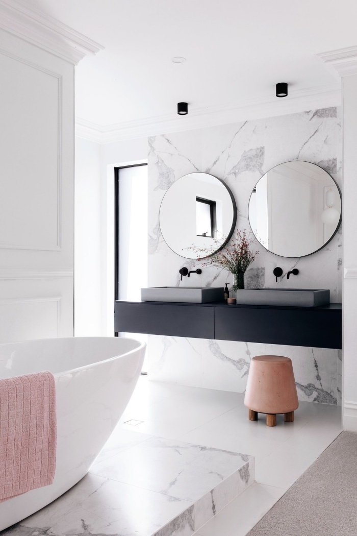 meuble sous evier salle de bain en noir mate, design intérieur stylé avec peinture murale blanche et revêtement partiel en marbre