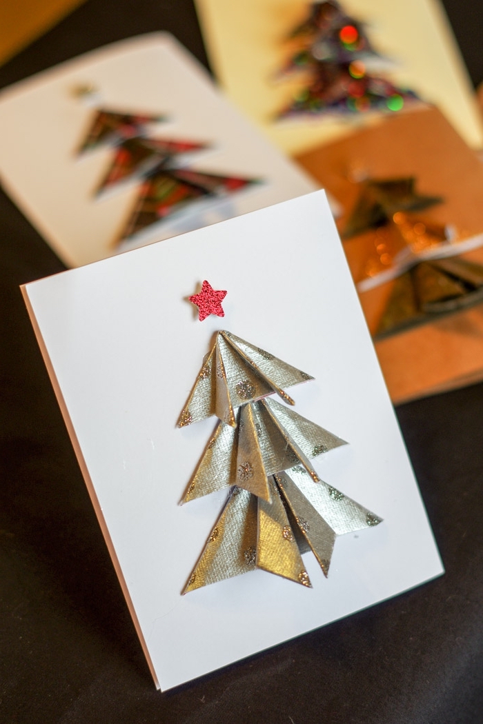 exemple de carte de noël à fabriquer à design stylé, comment décorer une carte vierge pour noel avec sapin origami