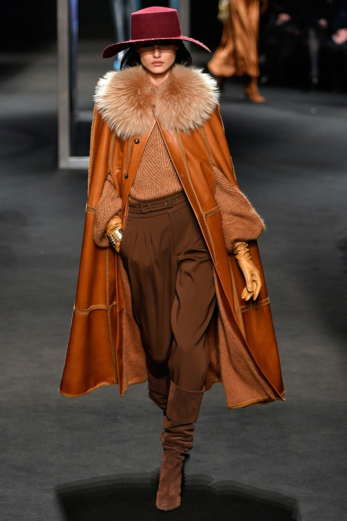 manteau en cuir long, pantalon marron taille haute, col fausse fourrure, gants écru
