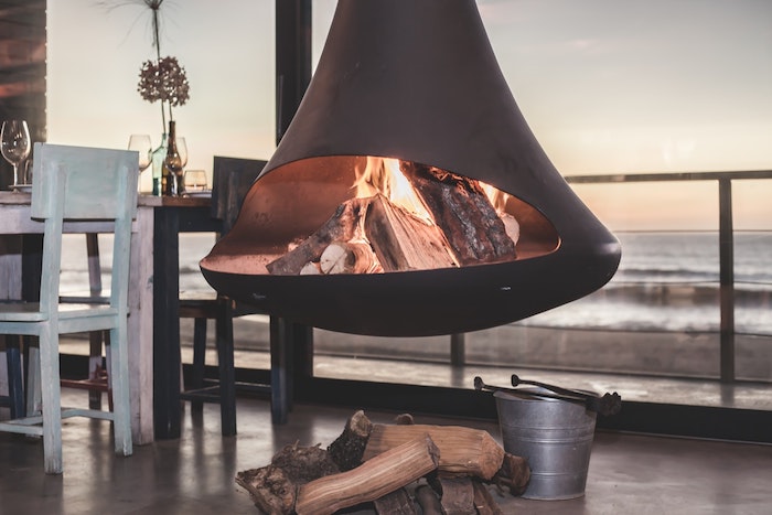 modèle de cheminée suspendue design moderne à bois combustible, deco maison bord de mer, salle à manger style campagne