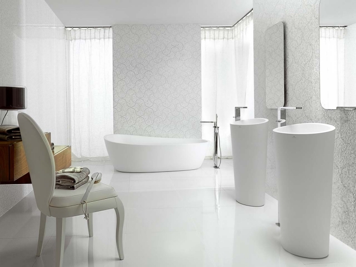 déco de salle de bain blanche avec deux lavabos et baignoire, idée comment faire une salle de bain pièce à vivre