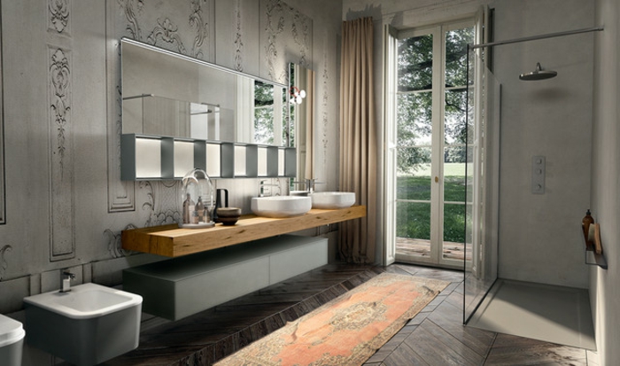 salle de bain en gris, carpette ethnique rouge, plan vasque planche de bois, porte-fenêtre, cabine de douche en béton 