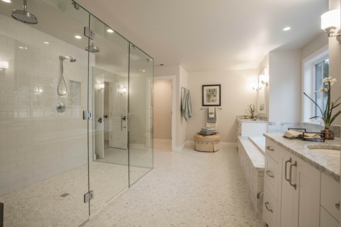 salle de bain beige clair, douches ouvertes à la salle, meuble sous vasque blanc, plan vasque gris clair