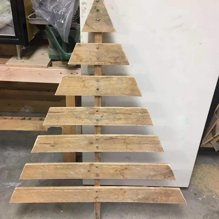 modele sapin diy bois de recuperation clous support planche