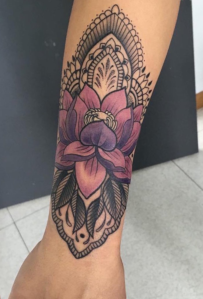 idée tatouage fleur de lotus violet sur mandala comme tattoo avant bras et poignet pour femme