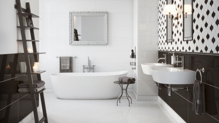 design intérieur stylé en blanc et noir, aménagement salle de bain avec baignoire et double lavabo, mur en carreaux blanc et noir