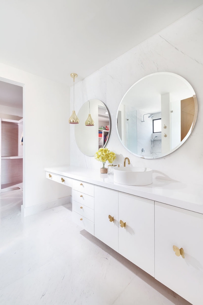 choix de carrelage sdb tendance moderne, revêtement murs et sol à imitation marbre, meuble sous vasque en blanc