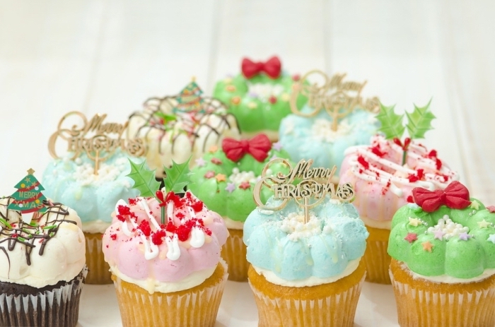 recette muffins facile à la vanille et au chocolat, exemple de glaçage cupcake avec colorant alimentaire en couleurs différentes