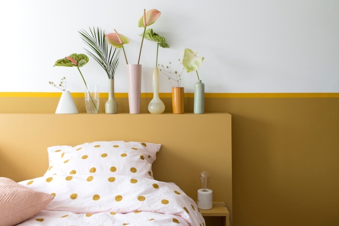 exemple de peinture chambre adulte 2 couleurs, quelles couleurs associer dans une chambre tendance jaune et blanc