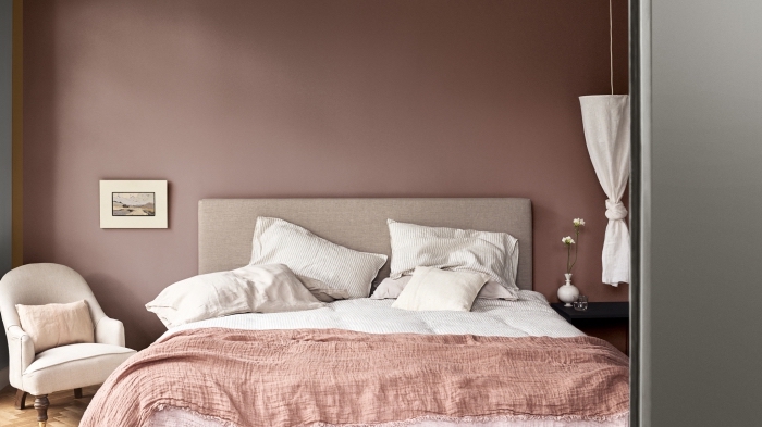 quelle couleur pour une chambre, déco cozy dans une chambre femme aux murs taupe et meubles en beige avec accessoires en blanc