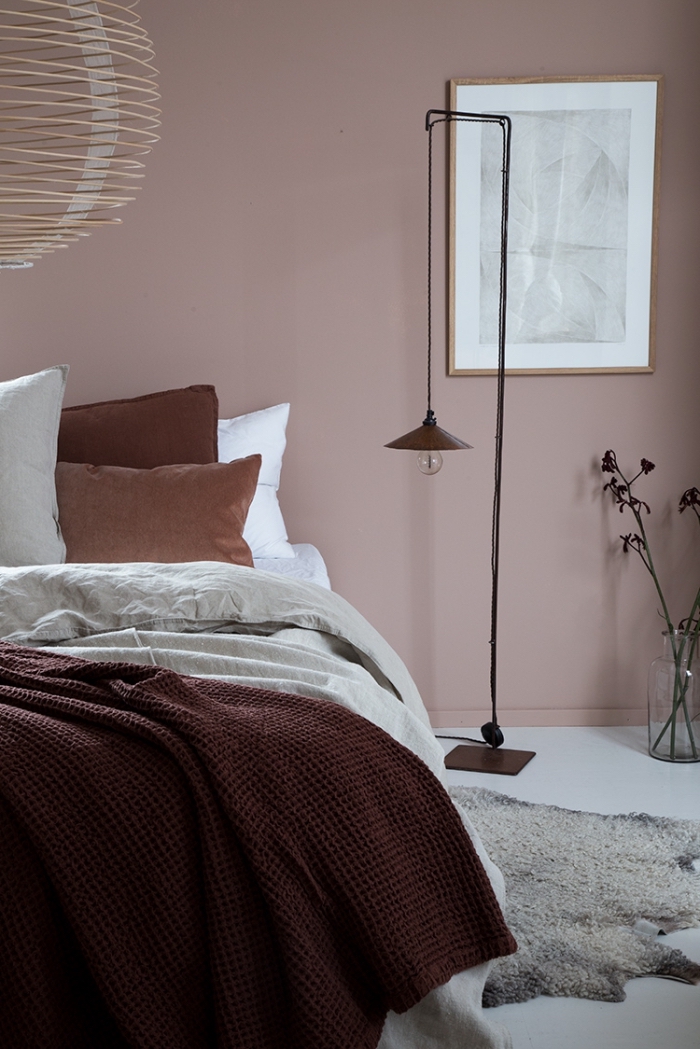idée couleur chambre moderne, décoration de chambre à coucher aux murs en rose poudré, modèle tapis imitation peau d'animale