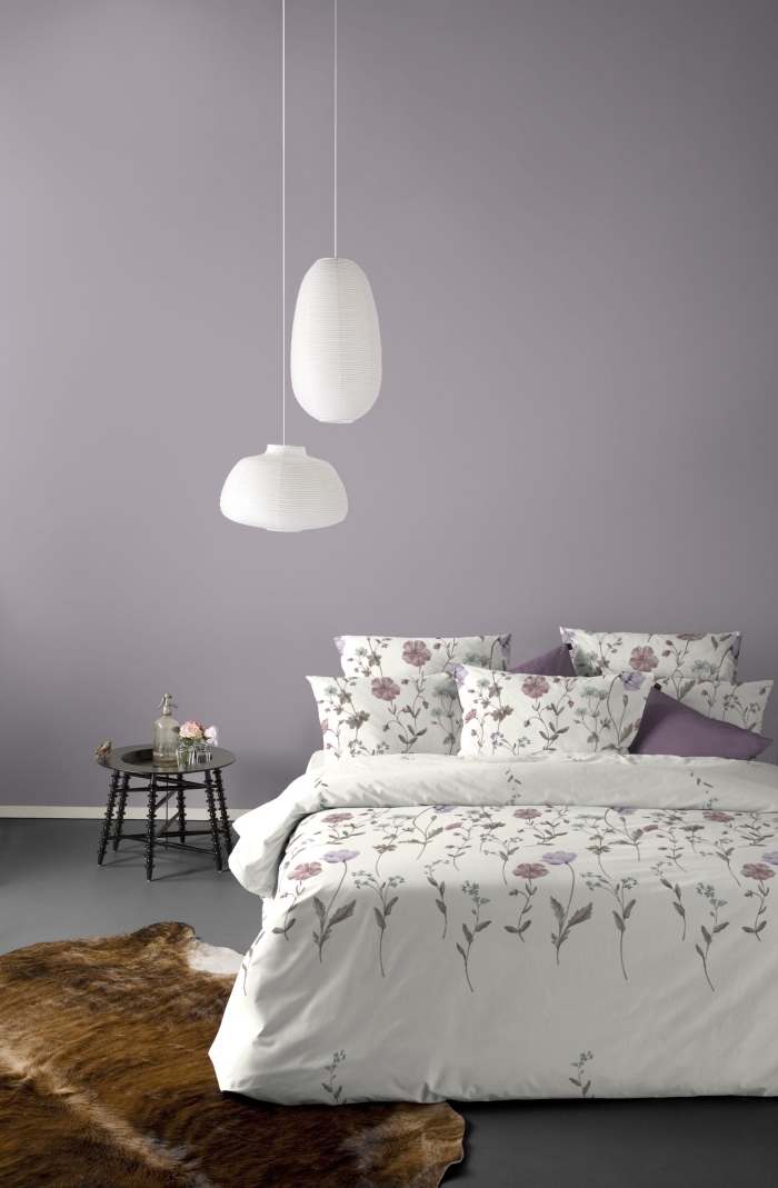 décoration chambre à coucher romantique aux murs en violet pastel, déco de chambre en blanc et violet pastel