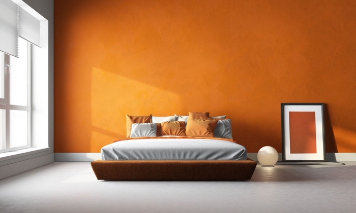 idée couleur chambre moderne en orange, peinture nuance tangerine pour une chambre à coucher, modèle de grand lit en cadre marron