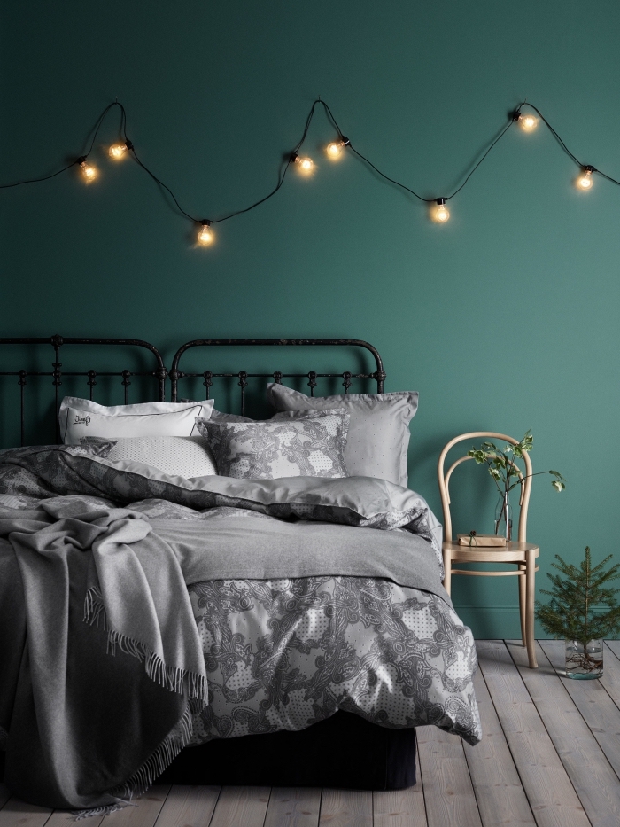 design intérieur contemporaine dans une chambre à coucher, couleur vert d eau ou vert foncé pour murs en chambre